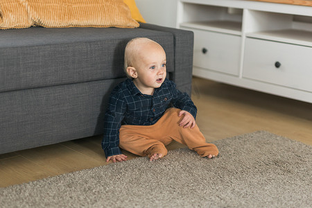 幼儿园男婴在家里的地板上爬行，在家里复制空间和空白的文本空间 — 婴儿好奇心和儿童发育阶段