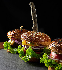 炸牛排摄影照片_美味的汉堡，配炸牛排、西红柿、生菜等