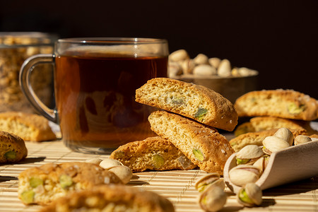 脆饼摄影照片_Biscotti Cantuccini 曲奇饼干配开心果和柠檬皮脆饼。