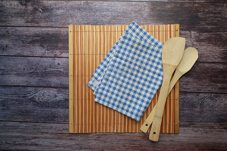餐巾样机摄影照片_在木桌上的蓝色餐巾
