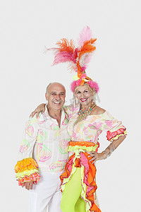 灰色背景中穿着巴西服装的快乐高级舞伴的肖像