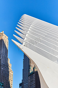 纽约世贸中心摩天大楼的白色干净肋骨建筑外墙