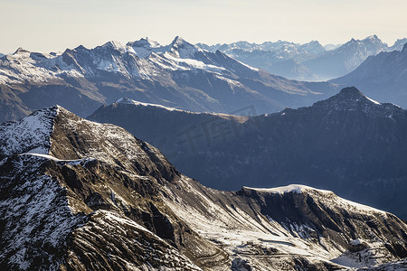 雪朗峰的顶部和瑞士伯尔尼瑞士阿尔卑斯山的景色