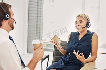 电话营销、员工和早上为客户服务公司喝咖啡聊天、放松休息和朋友一起聊天。