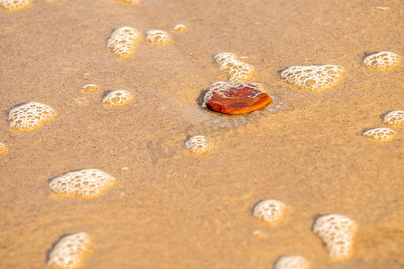 有鹅卵石和浪花的沙滩