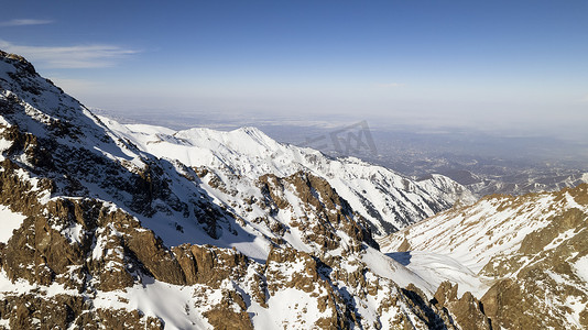 雪山岩石摄影照片_大冰川之间的高雪山。