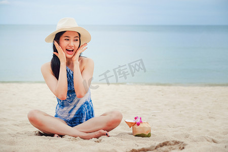 海滩上有新鲜椰子水的快乐女人