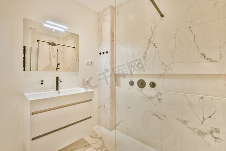 套间浴室配有大理石淋浴间和水槽