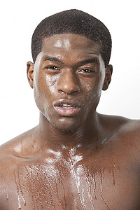 白色背景下汗流浃背的年轻非洲裔美国人肖像