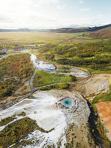 一个受欢迎的旅游目的地-冰岛的 Strokkur 或大间歇泉