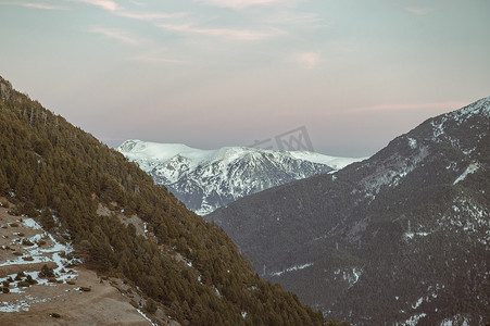 冬季比利牛斯山脉安道尔的乡村景观