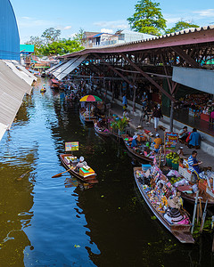 人们在 Damnoen saduak 水上市场，曼谷泰国