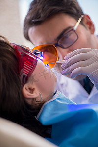 患者拜访牙医进行定期检查和补牙