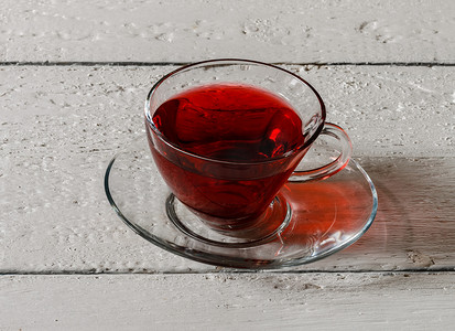 木桌上的一杯 Karkadeh 红茶