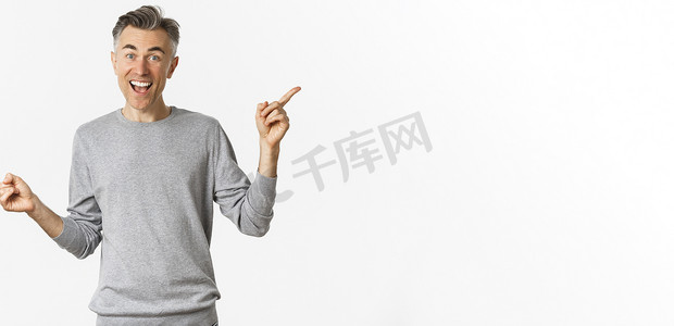 身穿灰色毛衣的英俊中年男子的形象，展示了两种变体，手指向侧面，展示了左右复制空间，站在白色背景上
