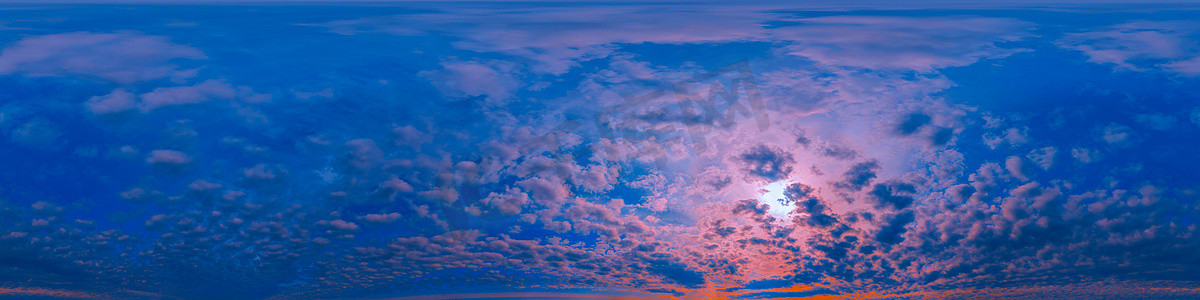 日落时的阴天全景图，积云采用无缝球形等矩形格式作为全天顶，用于 3D 图形、游戏和空中无人机 360 度全景图，用于天空替换。