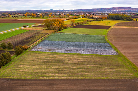 德国五颜六色的田野上秋天的心情鸟瞰图