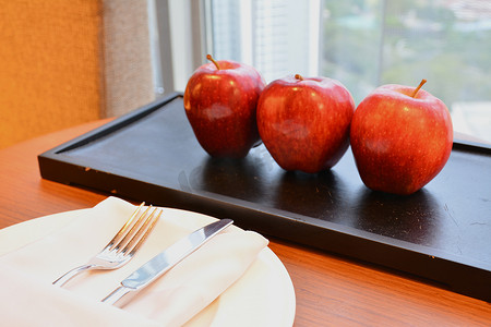 免费赠送成熟的苹果，包括刀、叉、布餐巾和 pl