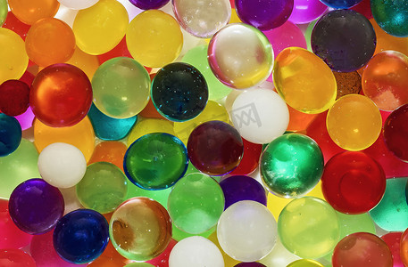 许多彩色小透明球躺在一起