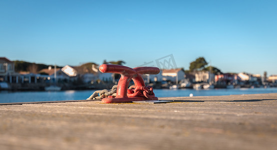 浮桥 Cape Bay Agde 上的系泊钩和绳索