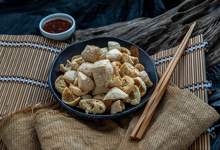 炸豆腐摄影照片_油炸脆皮豆腐或炸豆腐配糖醋辣酱。