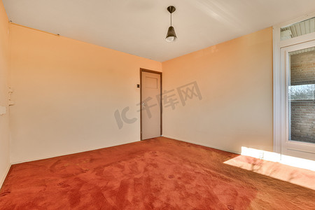 有红地毯和门的空房间