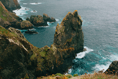 没有执行力摄影照片_欧洲的悬崖和巨石，狂野的海洋以绿色和棕色的色调映衬着它