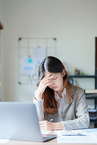 中小企业主、使用计算机和财务报表的人对扩大市场以提高投资业务能力的焦虑表达