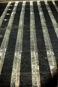 道路上人行横道或斑马线的极端特写镜头。