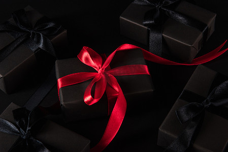 礼品盒包裹着黑纸和黑色蝴蝶结丝带