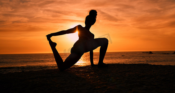 日出时在海滩上进行冥想、瑜伽和女性剪影，以进行锻炼、训练和普拉提锻炼。