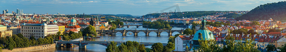老城码头建筑的查理大桥日落景观，捷克布拉格伏尔塔瓦河上的查理大桥。