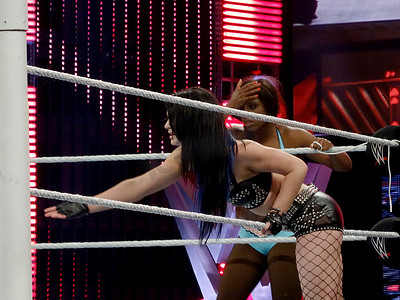 Paige 的决心在 Raw Tag Team 比赛中闪耀