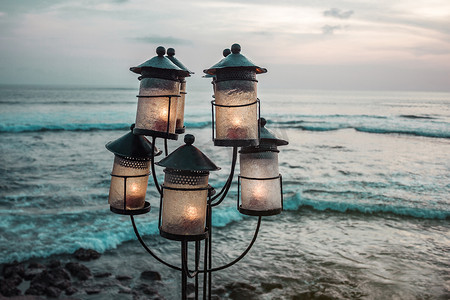 在海洋背景上点着蜡烛的外面灯笼。