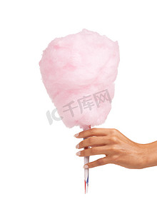 款待摄影照片_棉花糖、甜食和女人的手在白色背景上被隔离，用于零食、粉红色食物和节日款待。