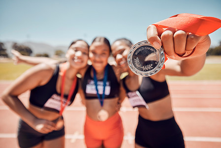 奖牌、优胜者队和女运动员、比赛和在体育场、竞技场和跑道上的比赛、奥运会和世界锦标赛的成功。