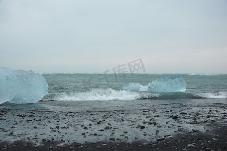 冰岛 Jokulsarlon Fellsfjara 钻石海滩的黑沙和晶莹剔透的冰块