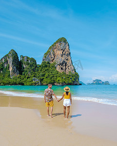 泰国甲米莱利海滩的情侣，泰国甲米莱利海滩的热带海滩