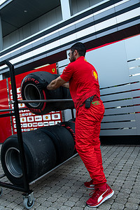 俄罗斯索契 — 2019 年 9 月 29 日：2019 年俄罗斯一级方程式赛车周末，倍耐力轮胎 F1 在 Scuderia Ferrariteam 盒子