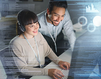 女人、男人和晚上在电脑前，为技术支持、数据分析或网络提供覆盖、微笑和指导。