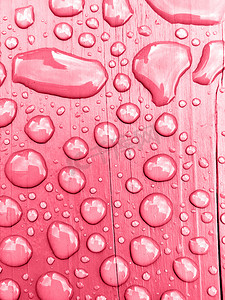 粉红色背景下的雨水