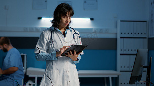 执业医生手持平板电脑检查患者报告，同时输入医学专业知识