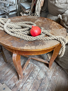 红石榴躺在一张棕色的桌子上
