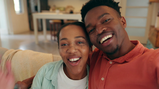 一对黑人夫妇在家里打电话时一起笑，视频通话、挥手和爱。