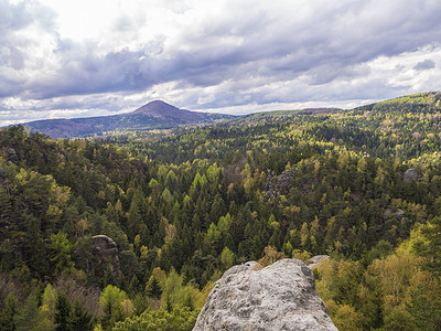 从 Luzicke hory 山全景的砂岩柱上可以欣赏到壮观的云彩和森林