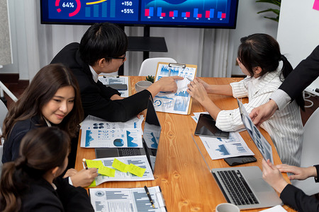 数据分析报告摄影照片_财务数据分析会议报告文件在和谐办公室的业务团队。