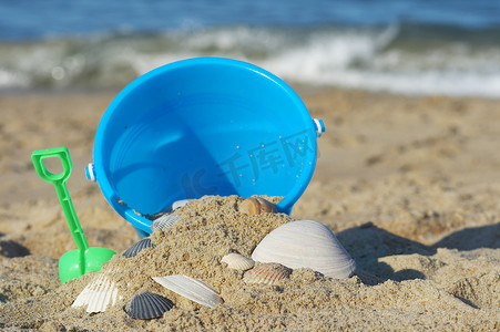 塑料桶摄影照片_海滩