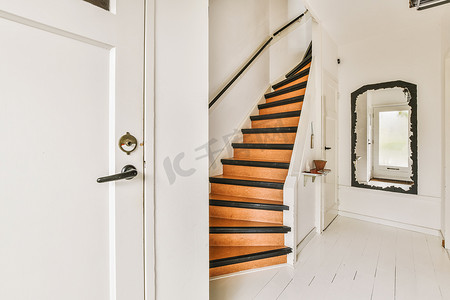 家里的楼梯，有一扇门通往