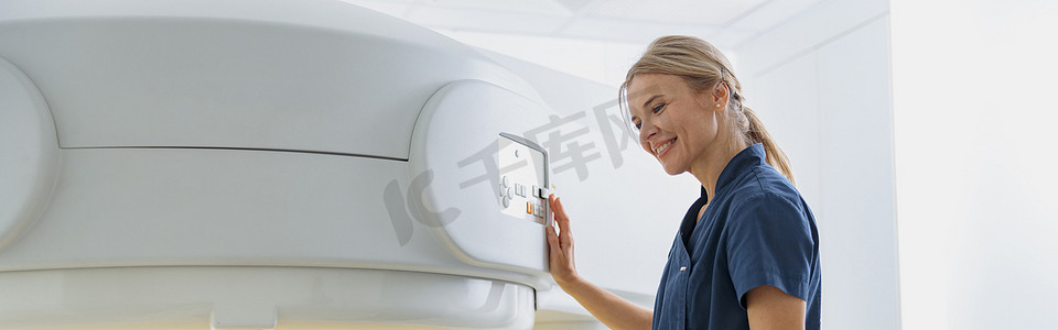 pet摄影照片_放射科医生控制正在接受手术的女性患者的 MRI 或 CT 或 PET 扫描
