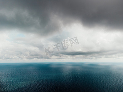 海洋模糊摄影照片_抽象的空中海夏季海洋日落自然背景。